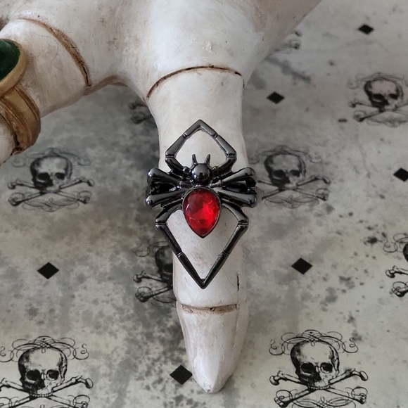 SHEIN Jewelry - Spider Ring